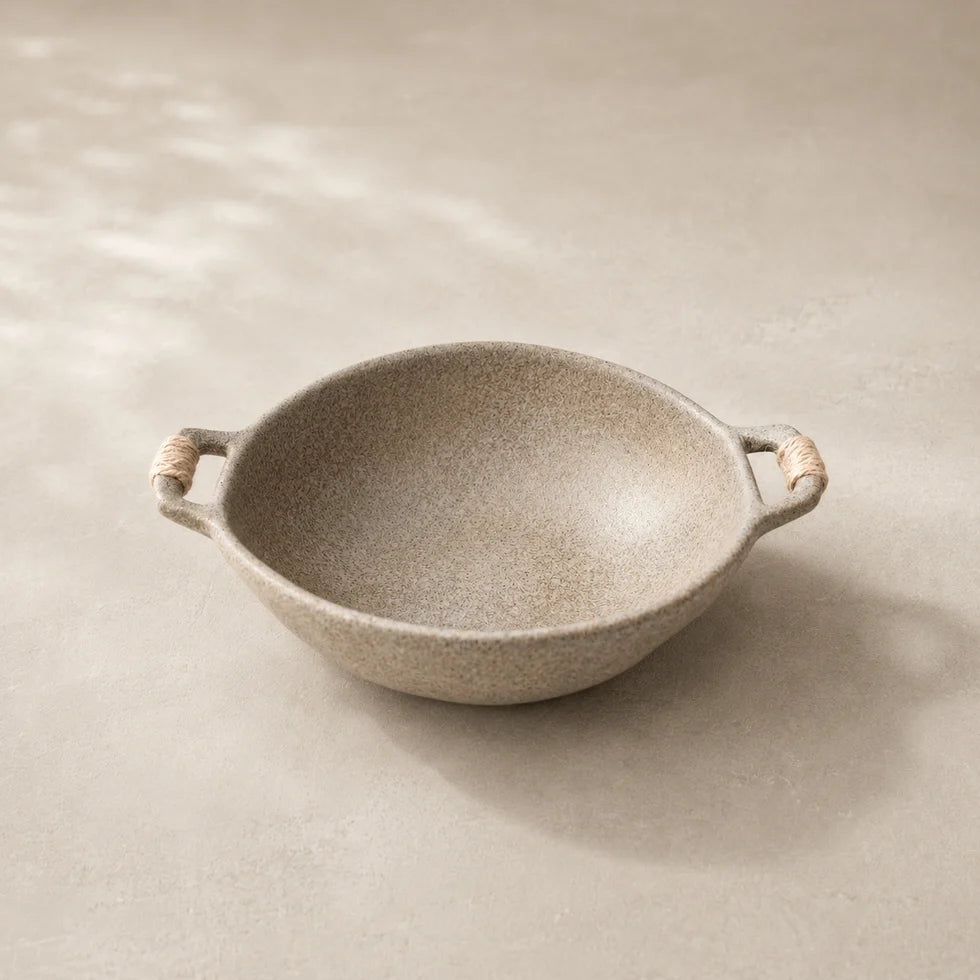 CIOTOLA IN GRES GRIGIO-BIANCO CON MANICI IN CORDA 19,5 × 15,5 CM