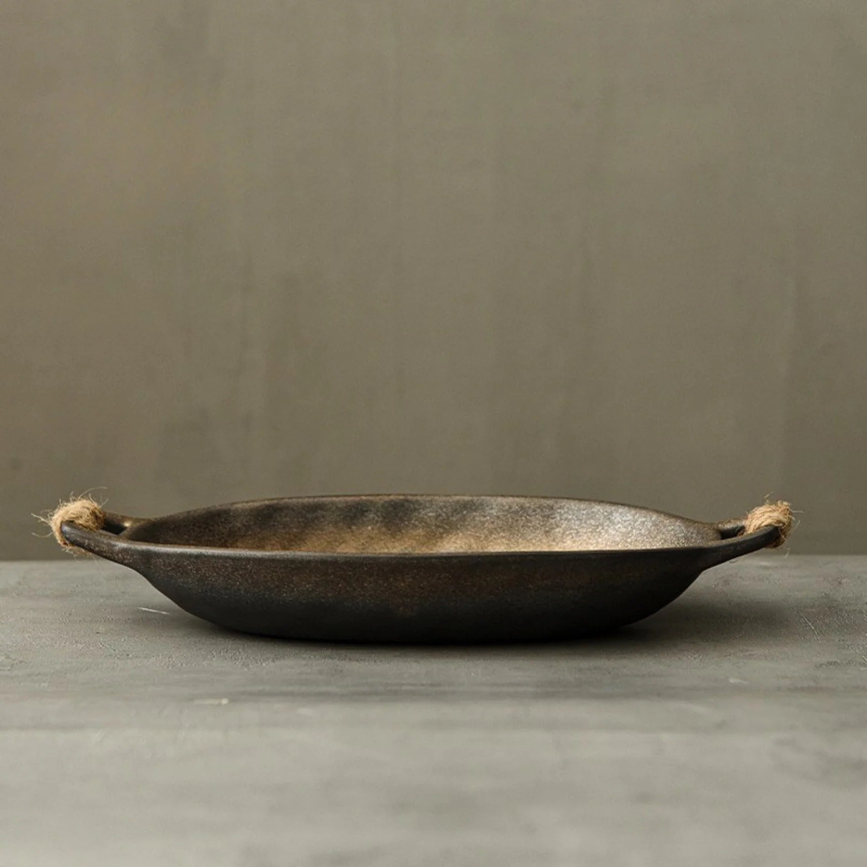 VASSOIO OVALE IN GRES NERO CON MANICI IN CORDA 27,5 × 15 CM