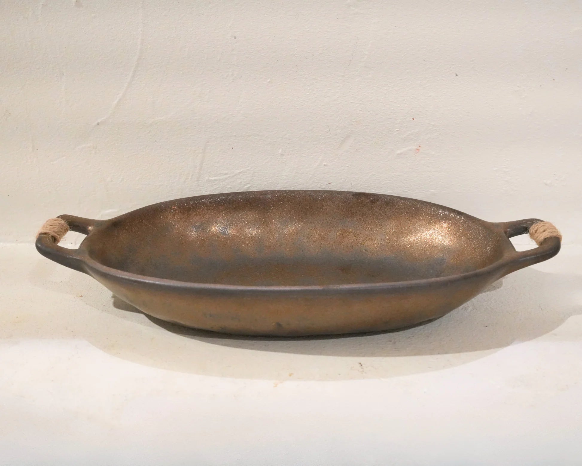 VASSOIO OVALE IN GRES NERO CON MANICI IN CORDA 27,5 × 15 CM
