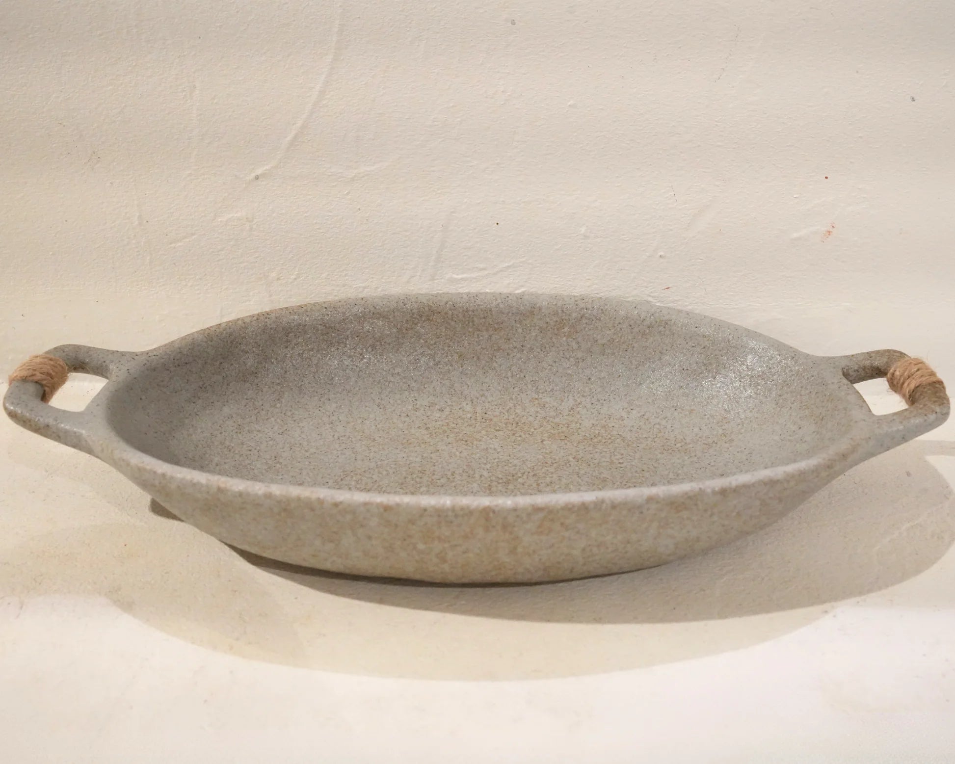VASSO OVALE IN GRES GRIGIO CHIARO CON MANICI IN CORDA 27,5 × 15 CM