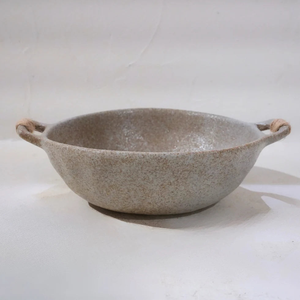CIOTOLA IN GRES GRIGIO-BIANCO CON MANICI IN CORDA 19,5 × 15,5 CM