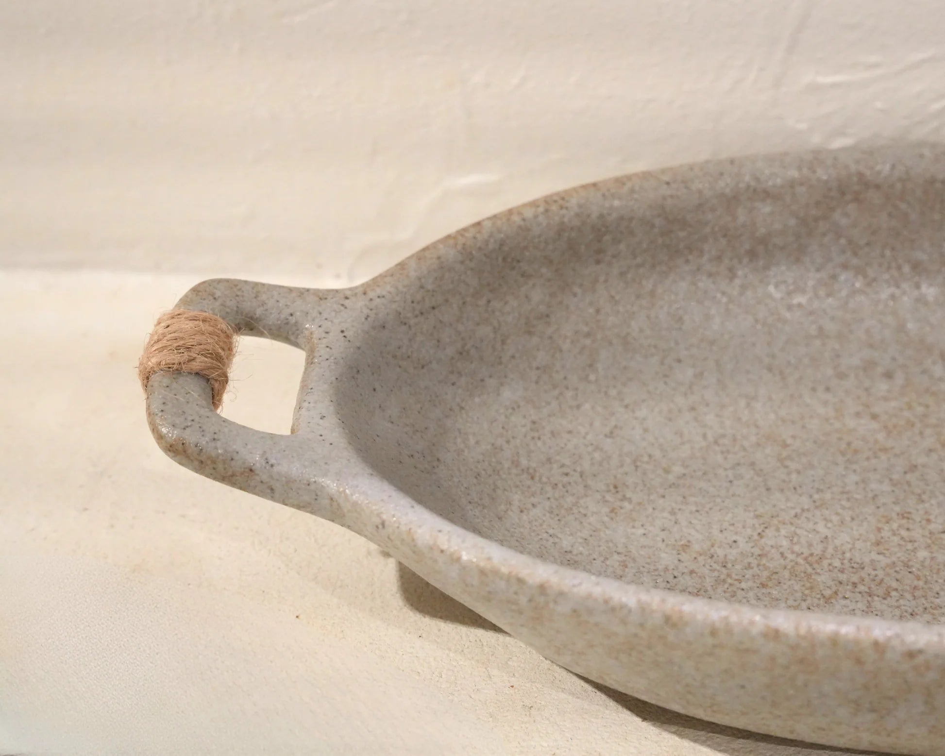 VASSO OVALE IN GRES GRIGIO CHIARO CON MANICI IN CORDA 27,5 × 15 CM